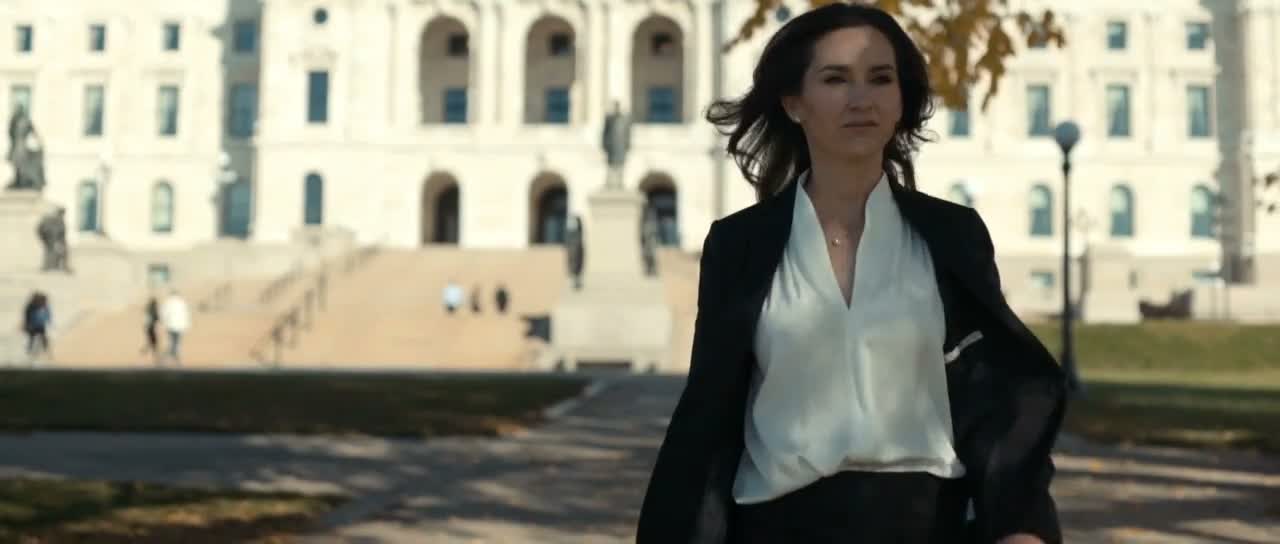 Lauren Campoli walking up the courthouse steps